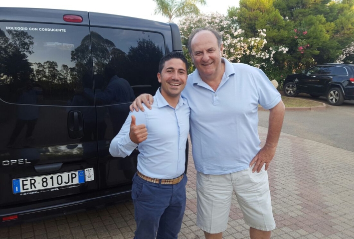 Conducente Via Col Viaggio durante un servizio taxi privato in Sardegna